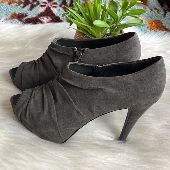guess • side zip peep toe rouched bootie heels - Picture 4 of 13